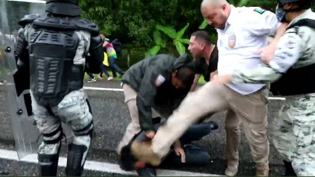 Agentes migratorios son suspendidos por golpear a migrantes en Chiapas