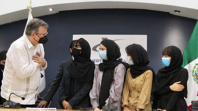 Mujeres refugiadas de Afganistán llegan a México