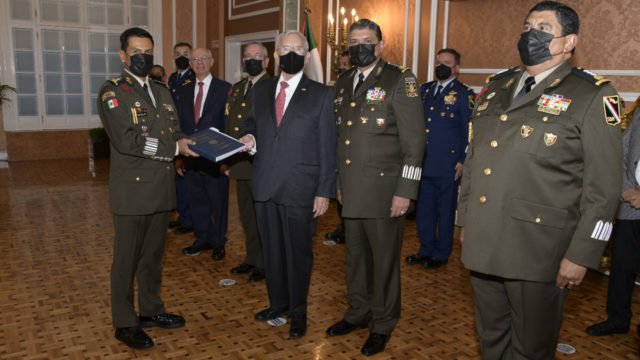 Entrega SCT título de concesión a militares para operación del AIFA