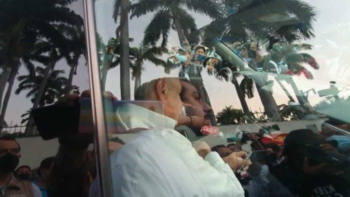 AMLO se queda afuera de la mañanera; maestros de la CNTE quieren diálogo pero él dice que no
