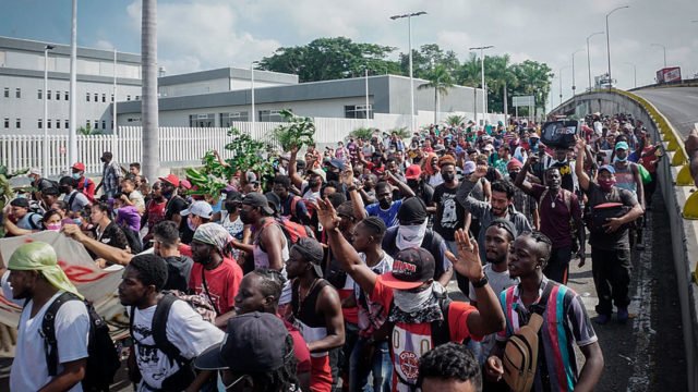 Miles de migrantes inician caravana desde frontera sur a la Ciudad de México