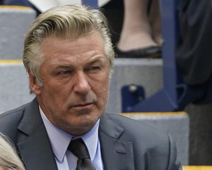 Alec Baldwin se enfrenta a la prensa y admite que se encuentra bajo investigación