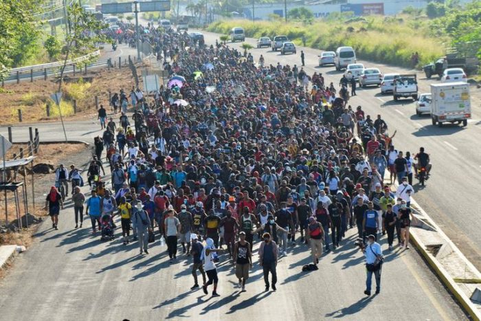 Nueva caravana migrante avanza por Chiapas