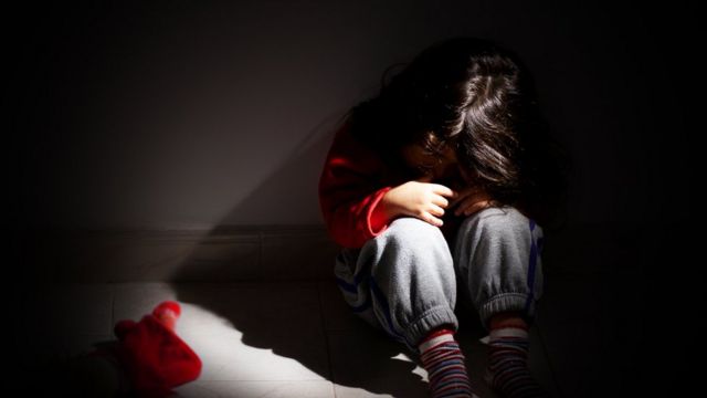 Un hombre abusó sexualmente de sus cinco hijos y juez le otorgó libertad bajo fianza