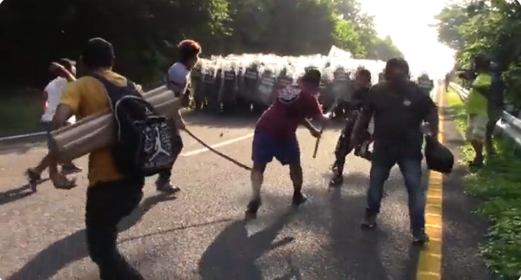Migrantes se enfrentan a la Guardia Nacional con palos y piedras en Chiapas