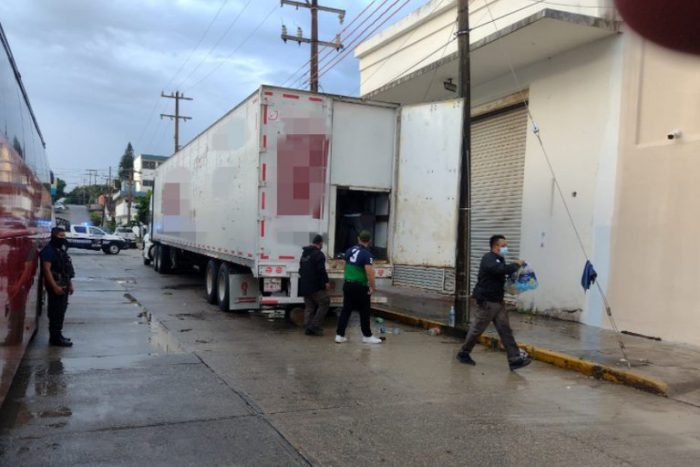 Agentes del INM hallaron a más de 600 migrantes hacinados en dos tráileres en Veracruz