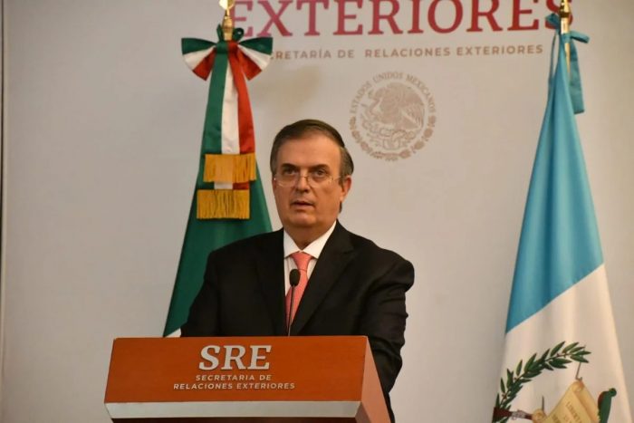 Ebrard anunció investigación internacional contra red de traficantes tras muerte de 55 migrantes
