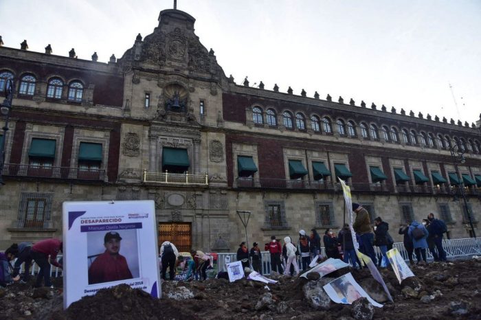 “Si AMLO no va a las fosas, las fosas vienen a él”: Colectivas de Guanajuato cavan frente a Palacio Nacional