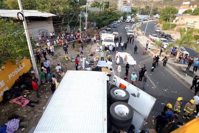 Guardia Nacional confirmó la muerte de 55 migrantes y 105 lesionados en accidente de migrantes en carretera de Chiapas