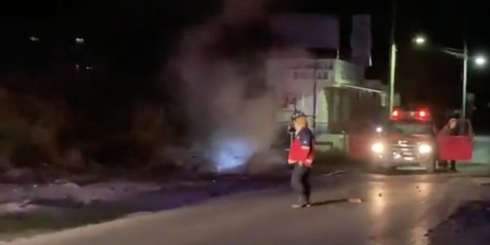 Grupo armado explota tres coches bomba en el Cereso de Tula