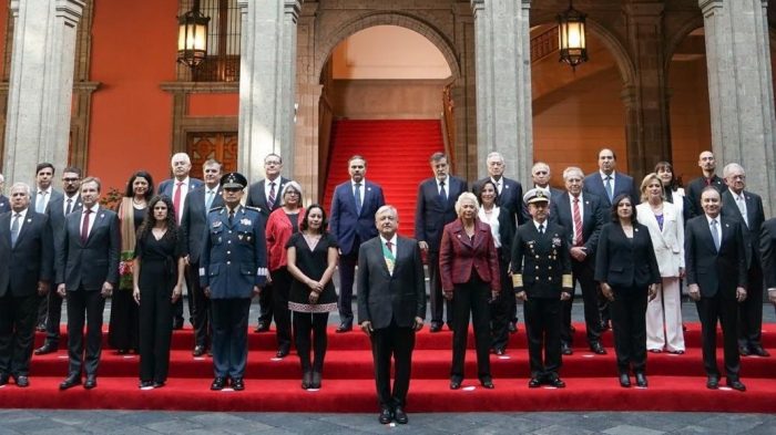Extravagancias, deslealtad y estrategia: los cambios en el gabinete de AMLO