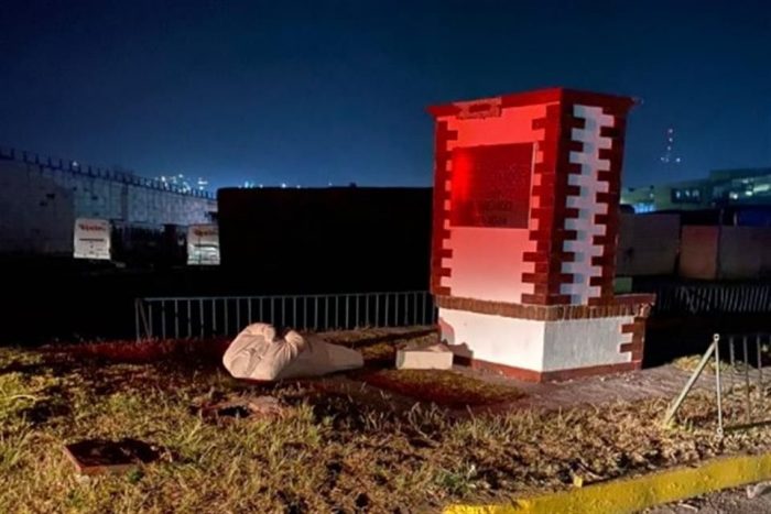 Estatua de AMLO en Atlacomulco: la tiran y la descabezan