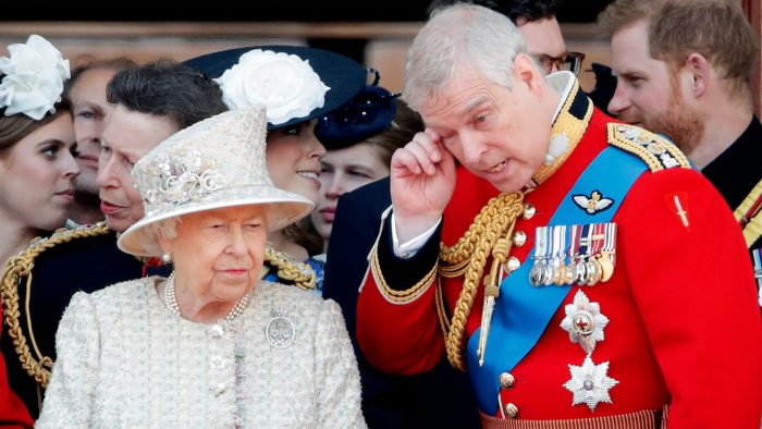 Isabel II retira a su hijo Andrés todos los títulos militares y patronatos reales