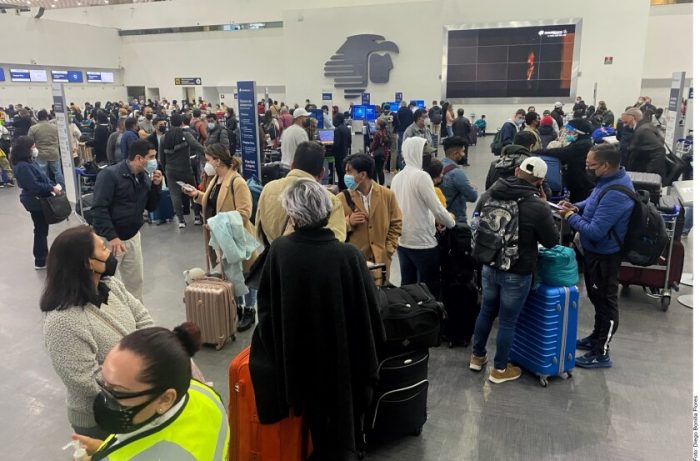 Caos en AICM por cancelación de vuelos por coronavirus