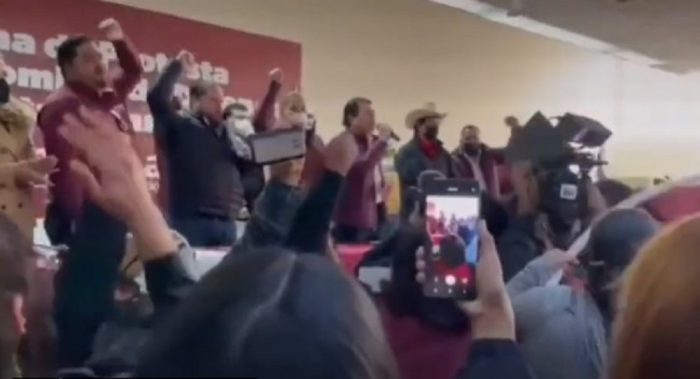 “¡Corrupto!”: Militantes de Morena abuchearon y lanzaron piedras a Mario Delgado en Durango
