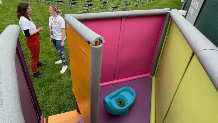 Sin puertas y seis veces más rápido de usar: el innovador diseño del primer urinario para mujeres que será lanzado en el Reino Unido