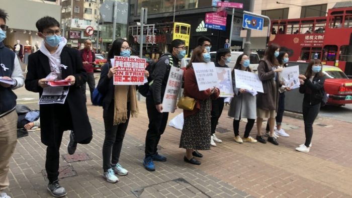 Hong Kong anunció severas restricciones ante el récord de nuevas infecciones de COVID y sufre escasez de verduras