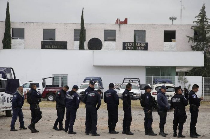Vincularon a 17 servidores públicos por hallazgo de bebé en penal de Puebla