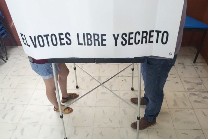 Denuncian supuesta prohibición para participar en la consulta de "Revocación de Mandato" con credenciales recientes