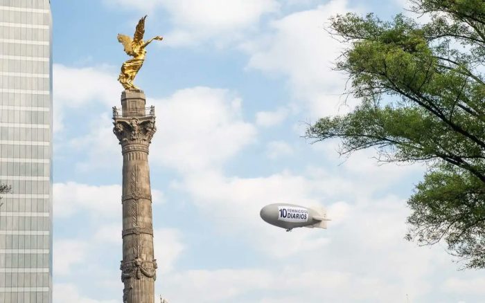 “10 feminicidios diarios”: Por el Día de la Mujer, un dirigible cruza el cielo de la CDMX