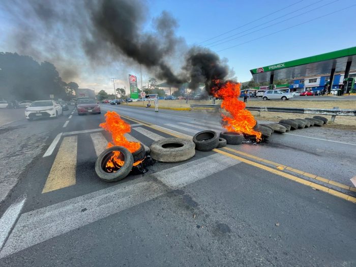 Más de siete horas duro cerrada autopista México- Cuernavaca por desaparición de jóvenes.