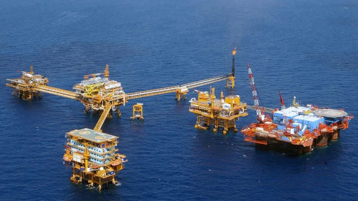 El precio del petróleo mexicano sigue por arriba de los 100 dólares por barril debido al conflicto Rusia-Ucrania