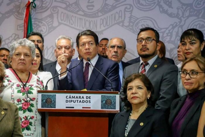 Descontar deudas de tu salario: de esto va la reforma de Morena
