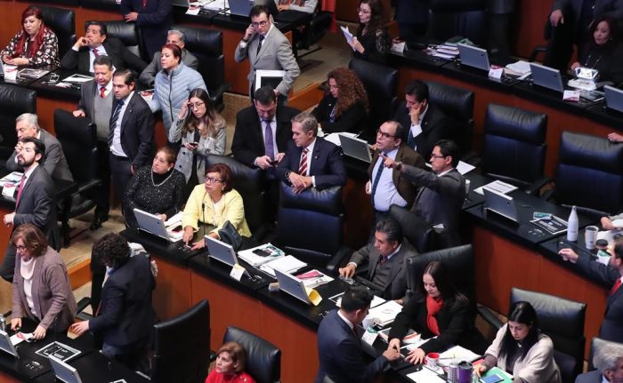 Senadores de oposición rompen sesión para impedir que se discuta sobre revocación de mandato