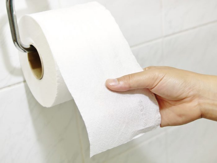 ¿El papel de baño se tira en la taza? Esta es la forma higiénica de desecharlos