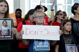 Entre protestas, inicia convención de Asociación Nacional del Rifle en Texas tras masacre en Uvalde