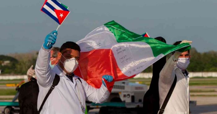 Por qué AMLO quiere contratar desde hace años a médicos cubanos