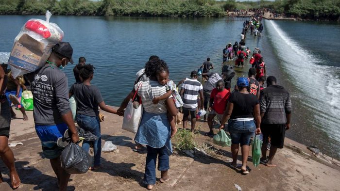 Miles de migrantes inician cruce a pie por México, días después de la tragedia en Texas