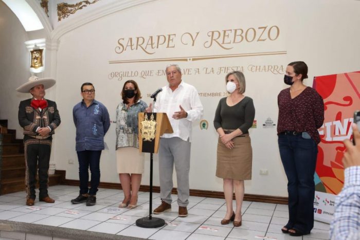 Dentro de la FINA, inaugura Alcalde exposición Sarape y Rebozo: Orgullo que Envuelve la Fiesta Charra