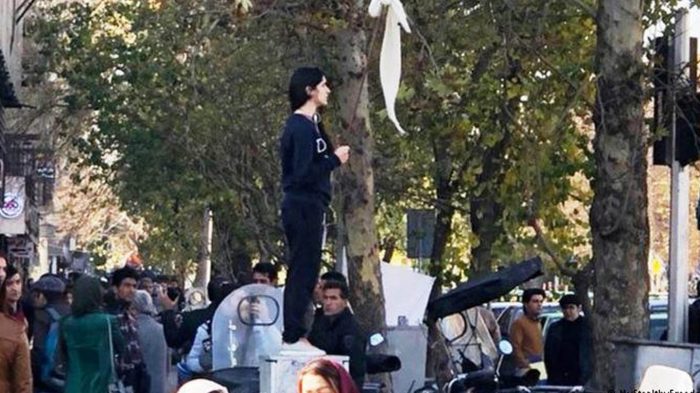 Las mujeres desafían al régimen teocrático de Irán: protestan contra el uso obligatorio del velo islámico