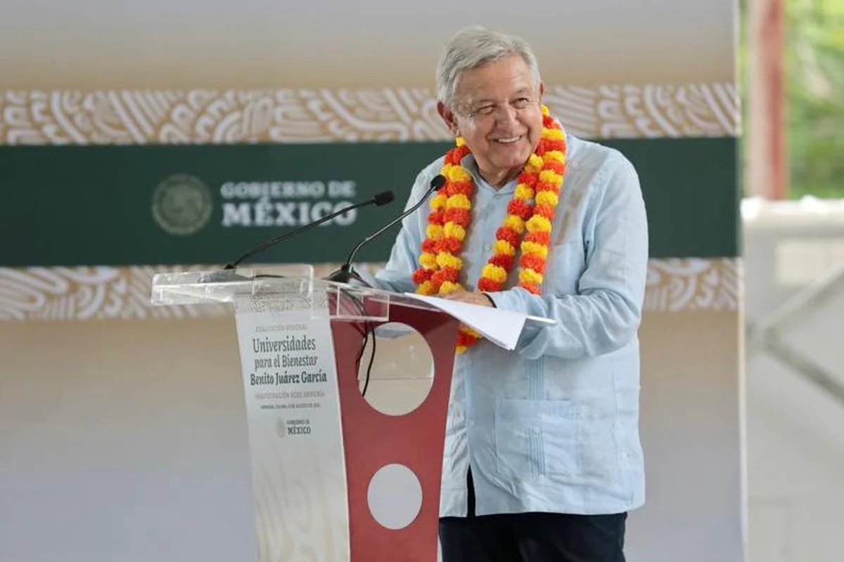 AMLO prometió plazas en el gobierno a egresados de la Universidad del Bienestar Benito Juárez