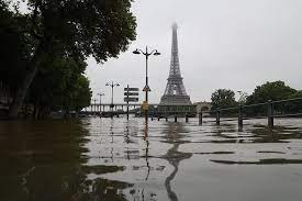 Primero calor... ahora lluvia: Tormenta inunda metro de París tras sequía