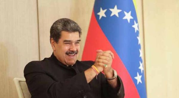 Felicita Nicolás Maduro  su homólogo colombiano Gustavo Petro