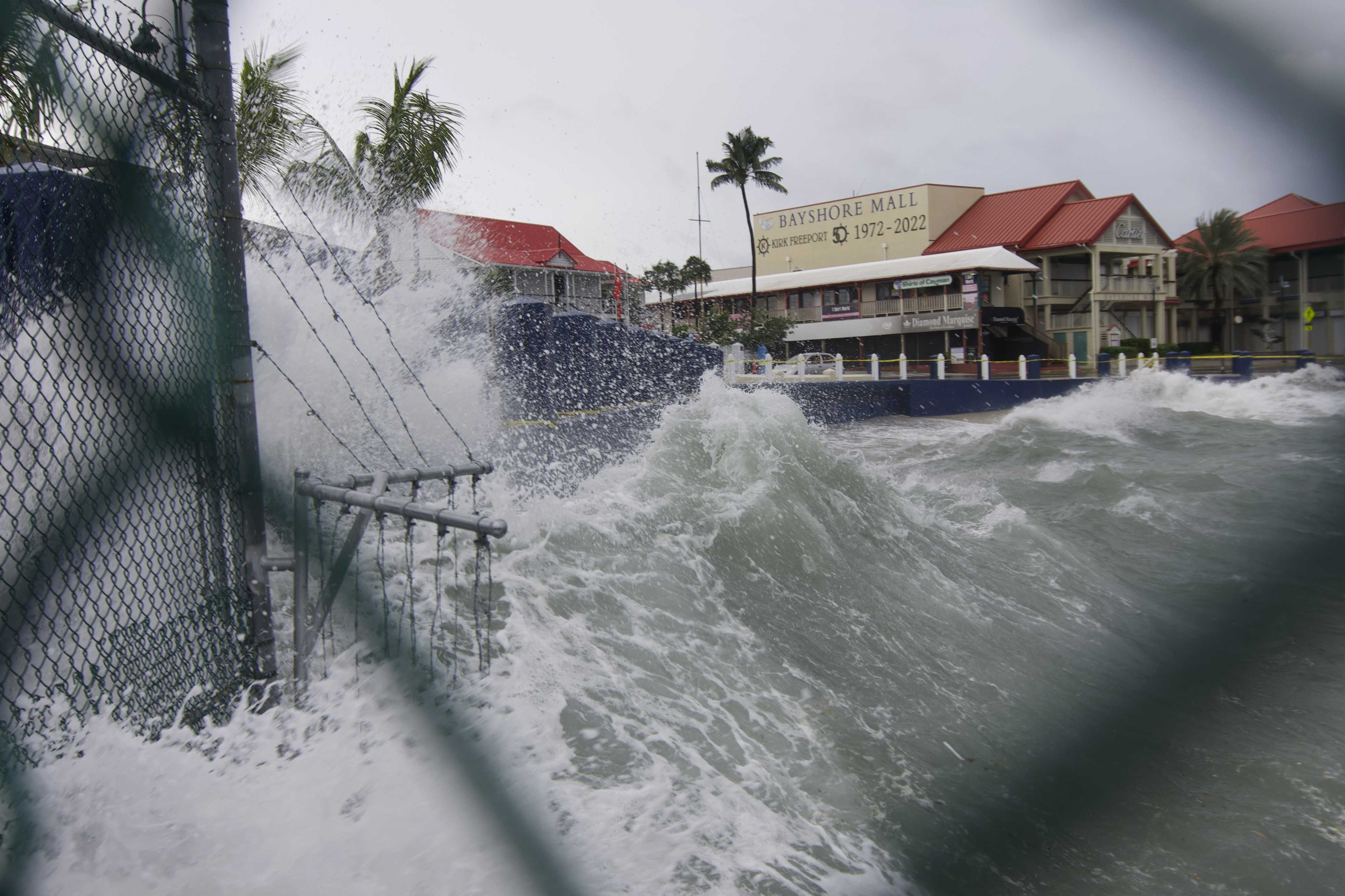 ‘Ian’ atraviesa Florida dejando inundaciones, apagones y daños, pero pierde fuerza hasta la categoría 1