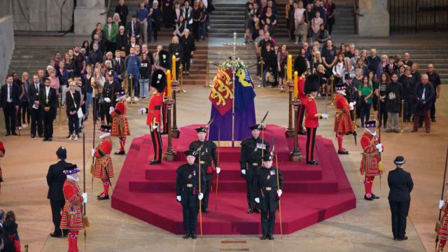 Los restos de la reina Isabel II ya descansan en Windsor