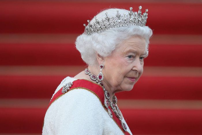 La reina Isabel II le habría dejado sus joyas a Kate y su nieta Charlotte dejando fuera a Meghan Markle