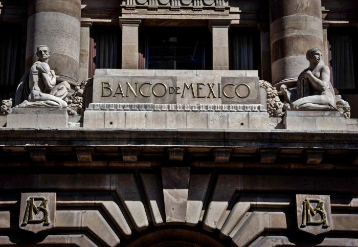 Banxico subiría tasa clave a 9.25% ante elevada inflación: sondeo