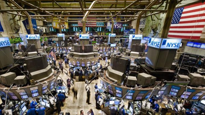 Wall Street cierra ‘nervioso’ por reportes trimestrales; Nasdaq sufre la peor caída
