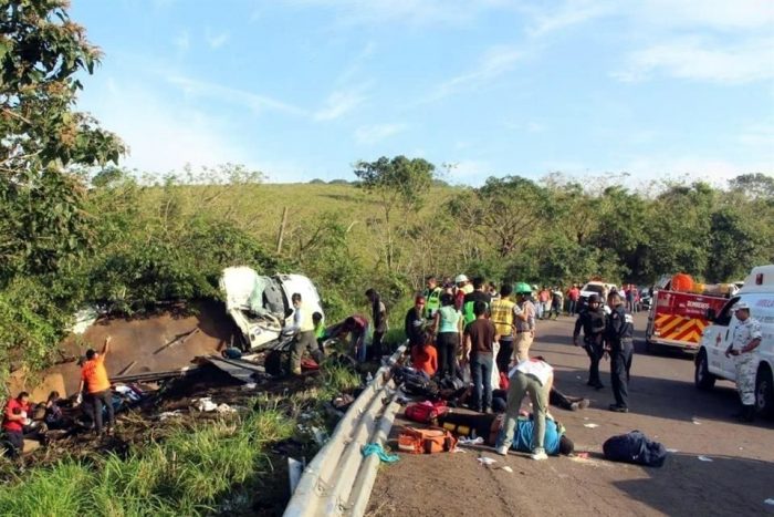 Tras intentar huir de la Guardia Nacional, volcó un camión con más de 100 migrantes en Veracruz