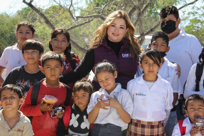 Entrega Ana Lucía Cavazos apoyos a estudiantes de Landeros