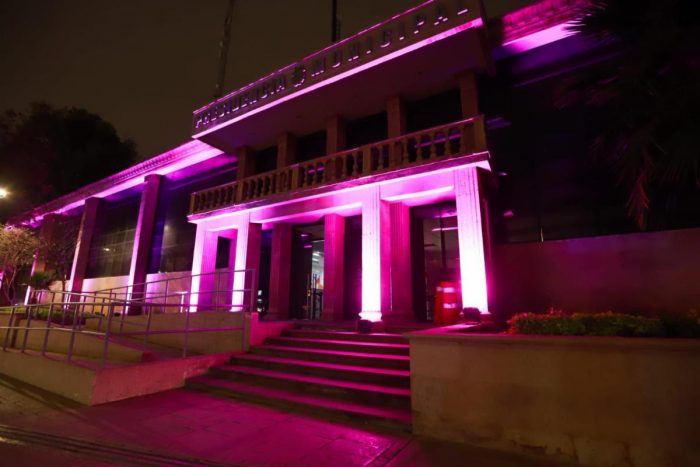 Iluminan de rosa Presidencia en mes de lucha contra el cáncer de mama