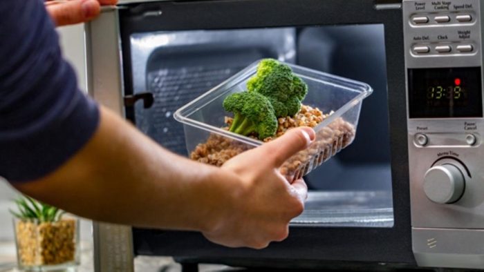 La razón por la que no debes meter al microondas comida en recipientes de plástico