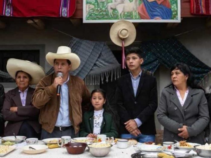 La familia de Pedro Castillo ya está en la embajada de México en Perú y se negocian sus salvoconductos