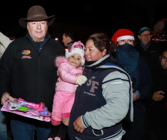 Encabeza alcalde Chema Fraustro caravana navideña con policías municipales