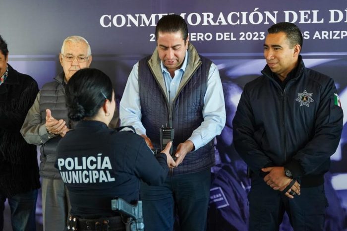 FESTEJA CHEMA MORALES A POLICÍAS DE RAMOS ARIZPE   CON ENTREGA DE EQUIPO