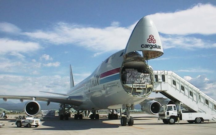 ‘Golpe’ al AICM: AMLO prepara decreto para cierre del aeropuerto al transporte de carga